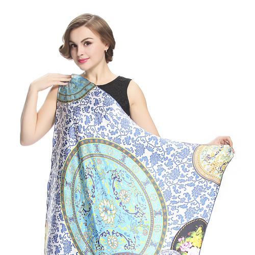 Carré en Soie à Imprimé Exotique